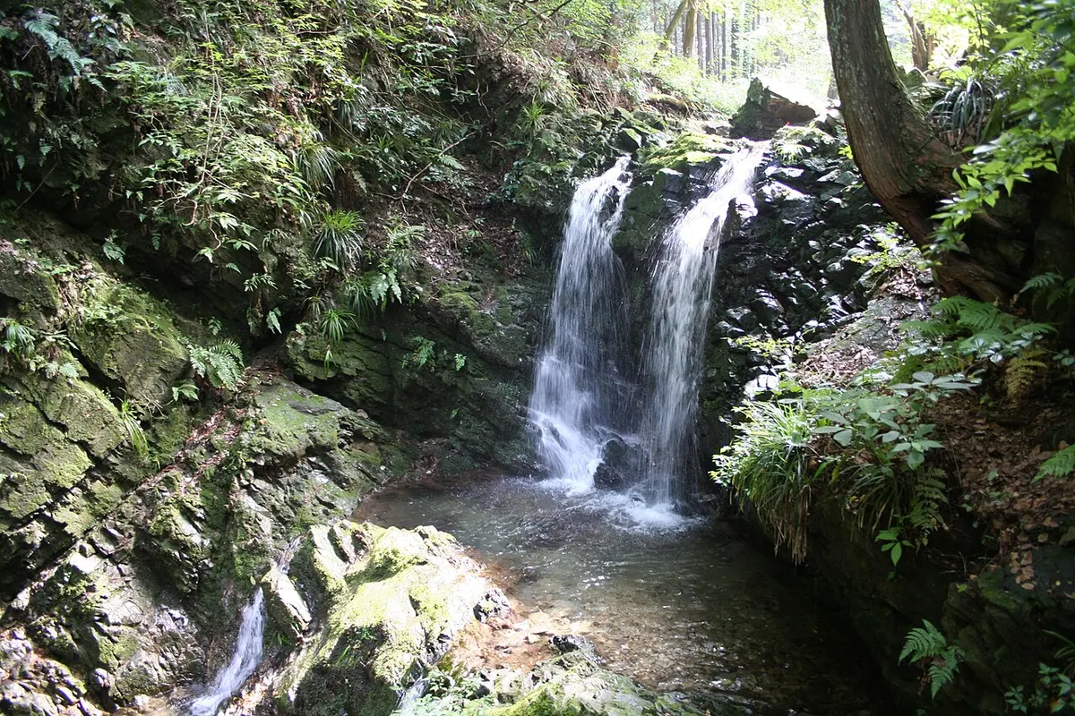 The small two-step Goshuden waterfall in the woods below the Hachiōji Castle ruins