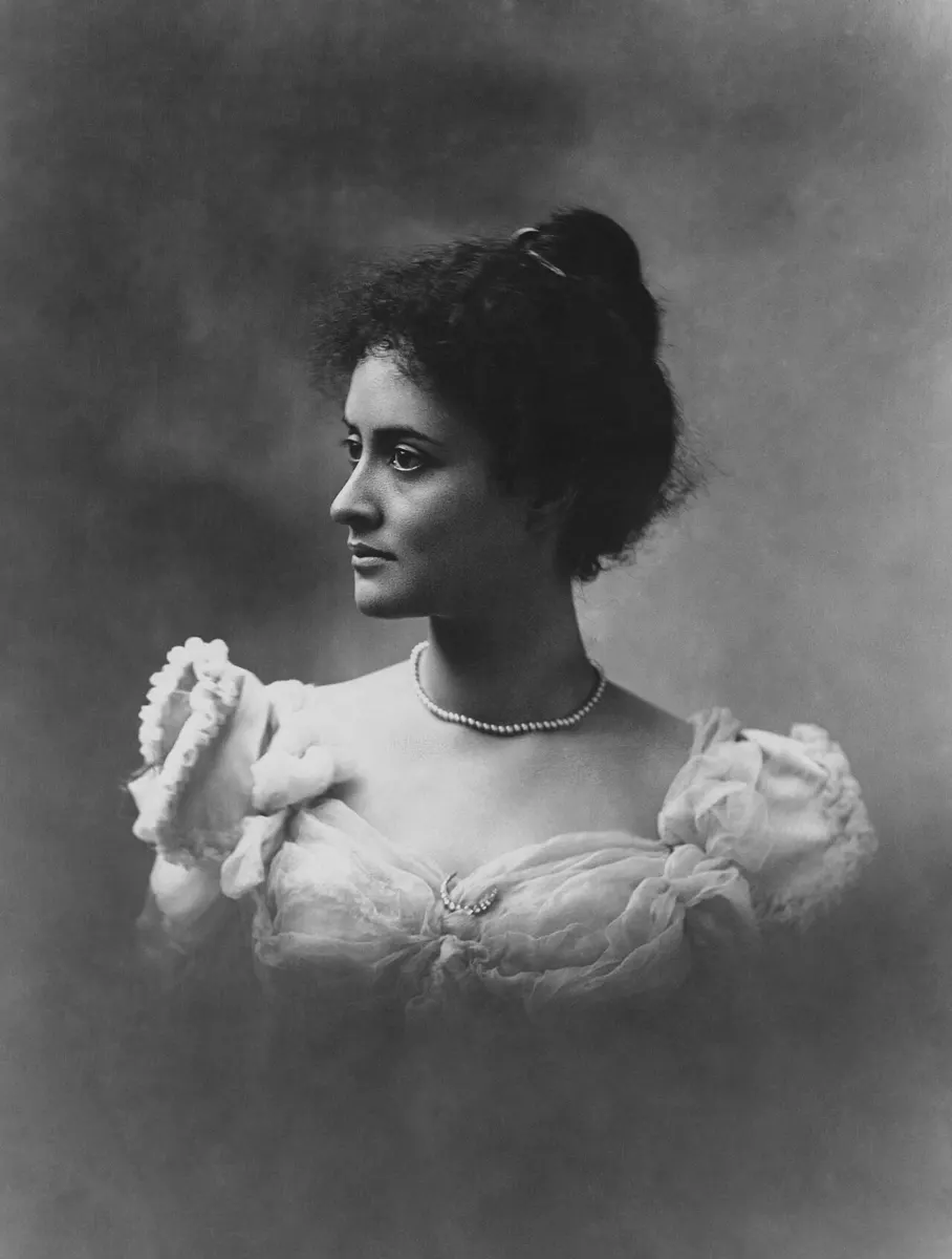 Portrait of Princess Kaʻiulani in 1897 wearing a pearl necklace