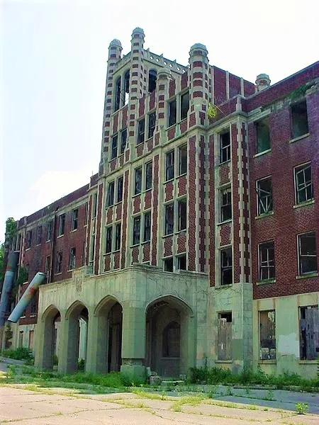 The main entrance of Waverly Hills Sanatorium